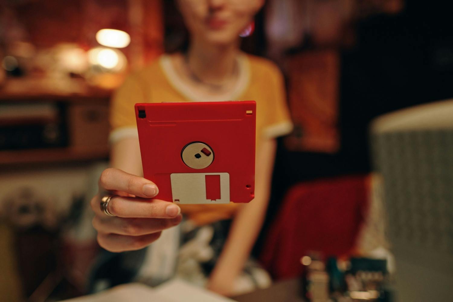 Floppy disk I mange år var det de gamle floppydisketter vi brugte, hvis vi skulle have nye programmer eller gemme filer eksternt.